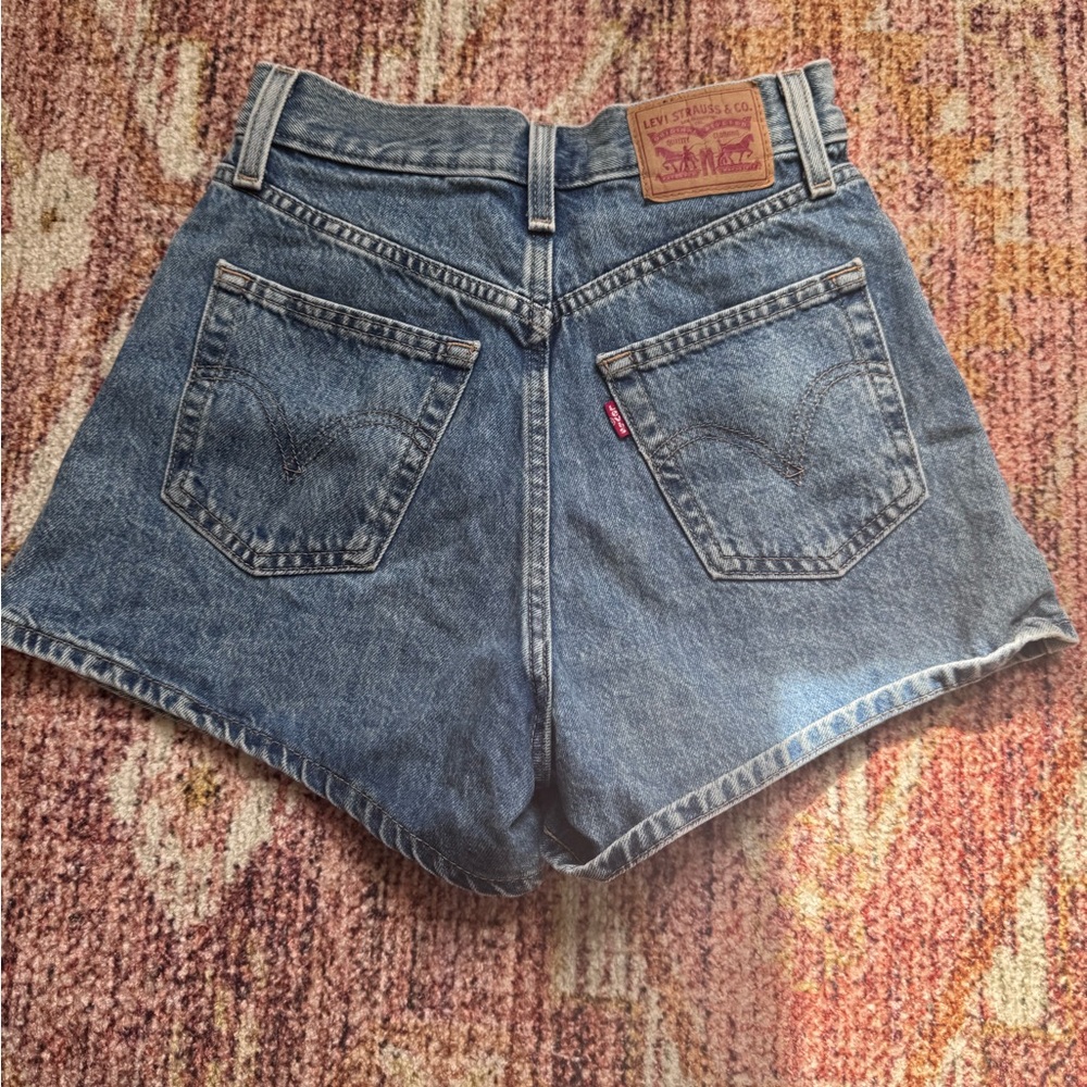 Levi’s high rise mom shorts size 25